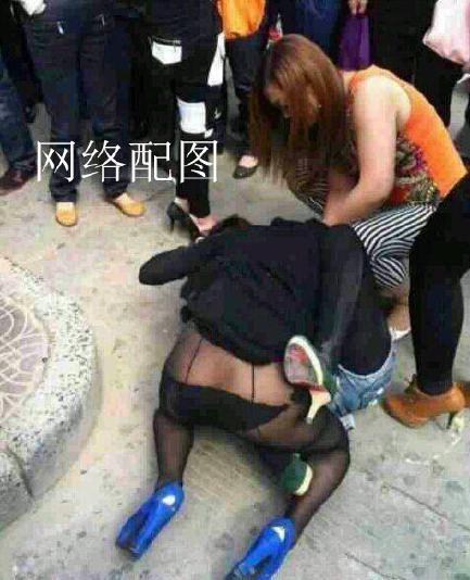 母女微信戀上同一個男人 得知真相後大打出手