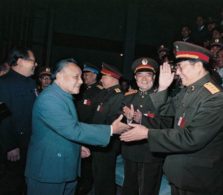 1989年11月12日鄧小平會見參加軍委擴大會議的同志。_歷史上的今天