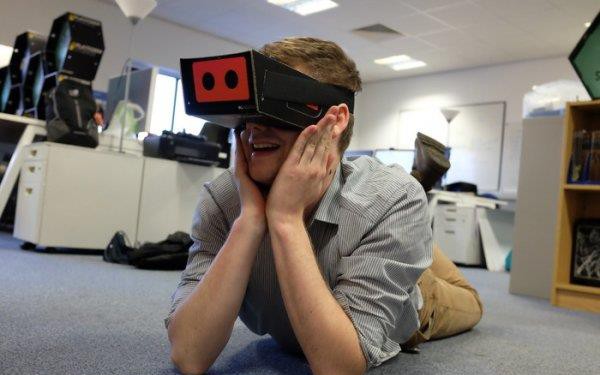 紙板做的虛擬現實眼鏡 屌絲的福利啊