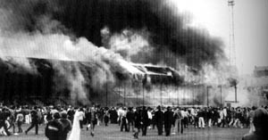 1985年5月29日英國球迷在布魯塞爾鬧事釀成慘劇_歷史上的今天