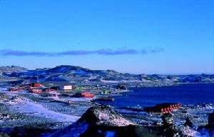 1984年12月27日我國首批考察隊員登上南極洲，在喬治島上準備建站。_歷史上的今天