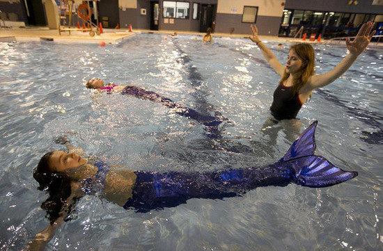 國外有一所學校專門訓練美人魚