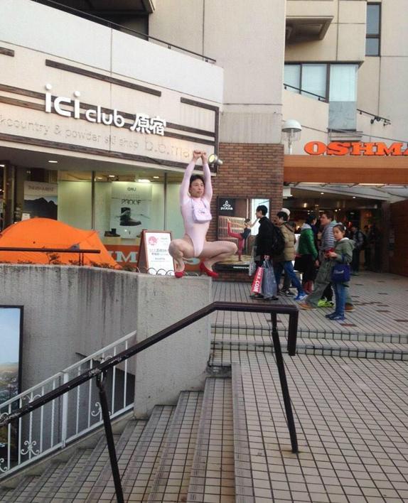 日本妖嬈哥穿高跟絲襪原宿街頭走秀 造型雷人