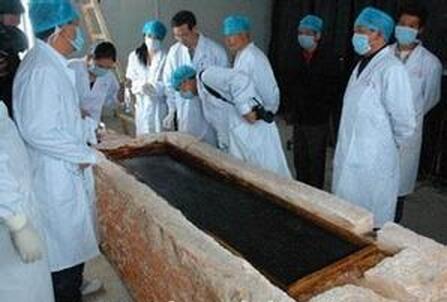 七星巨棺神秘現身 內藏秘密震驚考古界  中國古代的墓葬習俗自成一種文化，特別是土葬，更是衍生了一套自成體系的風水學，隨著風水學說的漸漸形成，古人往往對墓葬更為講究，考古專家在發掘古墓時，一般都會格外注重墓葬的格局，因為墓葬在一定程度上反映了當時的生產、生活、風俗、宗教等方面的情況。在廣西被發掘出土的七星巨棺正是這樣，其反常的墓葬規格和棺內主人的陪葬物品除了帶給了考古人員大量非常有價值的信息外，也帶給了他們許多的謎團，而當時有專家的一個大膽猜測一下子震驚了考古界。  一、“七星巨棺”出自“官皇屯”  時間定格在2008年10月15日。  誰也沒有預料到，這天的不久之後，卻引起國內各媒體，特別是引起了中央電視台各類欄目極大的關注，並在國內考古界也引起了轟動，而上思也成了全國關注的焦點。  電視報導七星巨棺  對於人們來說，這天只是一個平常的日子。然而，就是這一天，在距上思縣城東面約5公里的思陽鎮廣元村東北面約800米處，當地人稱之為“官皇屯”的山坡上，卻因為一個正在這裡進行挖山取土的施工隊，從山坡處挖出一塊外殼十分堅硬而又類似石頭的長方形“石塊”，由此人們一傳十、十傳百地紛紛湧來觀看這個大“怪石”。  也許在場的施工隊領導意識到，展現在人們面前的這個大“怪石”並非一塊普通的石塊，當即向政府作了報告。縣文化和體育局領導接到政府的通知後，要縣文物管理所的工作人員立即趕往現場進行勘測。  七星巨棺專題圖  在對這個“石塊”的勘測過程中，發現這個類似“石塊”呈長方形，頂部分呈“人”字形，長2.40米，高1.16米，寬0.96米。而在山坡上，另一個也類似的“石塊”，其頭端已露出地面。經測量，這兩塊“石塊”的排向相互距離0.5米。在過後發掘這大“石塊”出土後，測量其長2.50米，高1.45米，寬1.15米。這兩大“石塊”的形狀，類似棺材的形狀。  經對兩大“石塊”進行勘測，結論為：這兩大“石塊”並不是普通的“石塊”，而是兩座系“三合土”夯制的墓葬。  所謂“七星巨棺”，只是當地人的俗稱，它並不是真正意義上用石頭鑿刻而成的棺材。其實，七星巨棺是一種採用“三合土”在棺木四周夯制形成的棺槨。只不過在“三合土”乾涸後，它的堅硬度也像石頭那樣的堅硬，甚至比普通的石頭還要堅硬。  而所謂七星巨棺的“三合土”，這也僅是一種考古專業上的俗稱術語。“三合土”它是由多種成分組成，只不過它其中的主要成分是黏土、石灰和沙子。而其中的石灰成分比較多，黏土也占有一定的比例，沙子的比例相對少一點。  壯族民間有這樣一種說法，就是夯制這類“三合土”棺槨，有時為了增加其黏性，會在“三合土”中加進適量比例的糯米漿或糯米飯進行攪拌。另外，有時為了增加其硬度，也會在“三合土”中加進適量的桐油進行攪拌。  經 考證，採用“三合土”夯制棺槨，在我國自宋、元時期就時有出現，至明、清時期，在山東、福建、廣東的沿海一帶就盛行了。其原因，沿海一帶土地濕潤且酸鹼性 較強，如埋在土中的棺槨受到酸鹼性的長年侵蝕，棺槨就容易腐爛。因此，為了更好地保護棺槨及棺內屍體、物品，就採用了“三合土”混攪，並在木質棺槨四周夯 築，形成一種“三合土”外槨，以達到長久保護木質棺槨的作用。以後，這一帶不斷有沿海的移民遷移內地，就把“三合土”夯制棺槨的喪葬習俗沿襲到各地。  廣西文物考古研究所文物考古專家李珍說，以前在山東、福建、廣東等地也曾發掘類似的“三合土”棺槨，但多數僅為五面密封，且多數都遭到嚴重毀壞。自己從事考古工作多年了，以前從沒有見過像在上思出現的這么完整的兩座“三合土”夯制的棺槨。  專家推斷，這次在上思發現如此完整的呈六面密封形狀的七星巨棺“三合土”棺槨，在廣西屬於首次發現，在國內也屬罕見。  中國文化遺產研究院梁宏剛博士，根據中國傳統的喪葬習俗推斷，這應該是一處夫妻合葬墓。因為，不僅在壯族或是其他民族的喪葬習俗里，父子葬或者母子葬它們是不能平排葬的，只有夫妻合葬，才能平排葬。  根據有關文獻記載，在我國的西周時期就已經開始存在夫妻合葬的習俗，即夫妻分別葬在兩個相互緊造的墓穴中。到春秋戰國時代，這種夫妻異穴合葬的制度更加趨於普遍。  揭秘七星巨棺之謎  也不知道從何時起，從“風水”學的角度說，凡家族的墓葬，長輩墓一定在墓地的上方，而晚輩墓只能在墓地的下方，否則，那就是“騎祖”，就是人倫顛倒的表現。這是喪葬習俗中的一種禁忌。  自從出現了夫妻異穴合葬的習俗，幾千年來，人們還一直在遵循著這樣的喪葬“風水”規則，並一直延續至今。  經過完全發掘出土後，發現這兩座七星巨棺“三合土”棺槨呈一大一小狀。經體積推算，大棺槨的重量應在5噸左右，小棺槨的重量也在4噸上下。  按照墓葬所呈的坐北朝南向排列，大棺槨位於墓地東面，小棺槨位於墓地西面。在壯族的喪葬習俗里，墓地的安葬，排列均為男左女右。因此推斷：大棺槨里的墓主人為男性，小棺槨里的墓主人為女性。  隨後，廣西文物考古研究所覃芳、何安益、楊清平等文物考古專家，根據這兩座“三合土”墓葬製作的形狀，初步推斷，屬明代時期的墓葬。並還斷定，以“三合土”為外槨的這兩個墓葬，在“三合土”槨內必然存在有棺木。  這種以“三合土” 夯制的棺槨，也就是當地人所俗稱的“七星巨棺”。  經 2008年12月19日、2009年6月9日由廣西文物局、廣西文物考古研究所會同中國文化遺產研究院、北京故宮博物院、北京大學、湖北荊州文物保護中 心、陝西省文物考古研究院以及廣西醫科大學等各路專家，對兩座“三合土”棺槨的開棺發掘勘測，結果也證明了當時“夫妻合葬”和七星巨棺大棺槨里為“男性墓主人”， 七星巨棺小棺槨里為“女性墓主人”的推斷。  專家檢查七星巨棺  內棺剛抬出“七星巨棺”，“巨棺”的內底部呈現的“北斗七星墩”又帶給大家新的驚喜。“北斗七星墩”的排列形狀與上次發掘的小副“巨棺”中出現的“北斗七星板” 排列形狀基本一致。專家認為，這7個小墩子由三合土堆成。為何“北斗七星”屢次出現在上思“七星巨棺”中，到底具有什麼意義呢?有些了解當地民俗的網友稱， “北斗七星”有兩層含義，一是“北斗七星”能指引死者升天，二是構成“北斗七星”的7個孔6條支線象徵著人世間的七情六慾，人死之後，人的七情六慾也跟著升天。  更為奇異的是，當切割了七星巨棺的“三合土”外槨後，展現在人們眼前的“三合土”外槨內有一副樟木製作的內棺槨，而在樟木槨之內又 是一副十分堅硬的木質板製作比較精緻的內棺。再者，發現內棺的兩側，都用兩個木質“燕尾鎖”將棺蓋和棺槽進行凹狀“鎖扣”。採用這種“燕尾鎖扣” 棺蓋和棺槽的喪葬方式，在壯族的喪葬習俗里，還沒發現過先例。  以往的考古，在“三合土” 槨內只有一個棺木。而像這樣呈“三合土”槨 “樟木棺槨”內棺的喪葬方法，目前在國內還沒有類似考古發現的記錄。  專家揭秘七星巨棺  雖然說，這兩座“三合土”棺槨的開棺勘測工作已告一段落，儘管棺槨內出土的文物甚少，但是，這兩座曾轟動國內考古界的“三合土”棺槨卻留下了諸多的謎團，其 中，這兩座“三合土”棺槨為什麼如此奇異，而墓的主人又是誰，它又是何時埋在這裡的，為什麼墓葬的地面上沒有留下任何的墓碑標誌，棺內也沒有留下任何能證 明墓主人身份的標誌。而從出土的物品中，為何女性墓主人身穿在封建社會裡，只有皇族及王公貴族才可穿著，否則就是犯“忌”的金黃色的絲織衣服，身上又呈現 一塊質地為綢緞的繡有形似 “荷花”狀圖案的方帕。再者，男性墓主人在棺內所呈現的是雙手交叉平放於腹部的睡狀，這和壯族喪葬習俗的死者在棺內呈雙手平放身體兩側睡狀的習俗儘是不同。可惜的是，女性棺槨在挖掘時，民工以為是大石塊任其隨意翻滾，棺內骨骸已經零亂，無法分辨其睡狀。而且，經推斷這兩座墓葬的年代應為明代時期的墓葬， 但為什麼在女性棺內卻呈現唐代的“開元通寶”錢幣，男性棺內呈現的是唐代的“乾元重寶”錢幣。值得驚奇的是，男、女性墓主人都身墊刻有“北斗七星”圖案的 “靈板”。  當時有人猜測，在明代這樣封建統治極為強盛的時期，墓主人仍然身著皇族才能穿著的黃色，極有可能跟失蹤的建文帝有關，此說法一經提出自然引發了激烈討論，但是由於缺乏更多有力證據的支撐，這種說法最後不了了之，對七星巨棺的研究則仍在繼續。