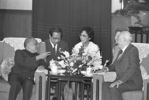 1988年9月5日鄧小平談如何總結黨的歷史問題_歷史上的今天