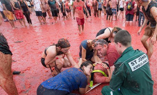 澳洲5千人穿泳衣參加番茄大戰 街上“血流成河”