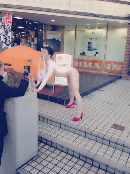 日本妖嬈哥穿高跟絲襪原宿街頭走秀 造型雷人