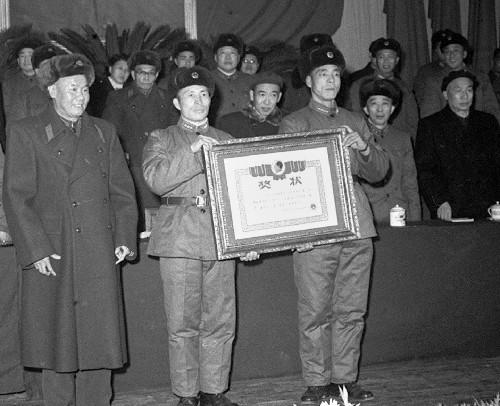1964年1月22日國防部發布命令，授予解放軍某部六連以“硬骨頭六連”光榮稱號_歷史上的今天