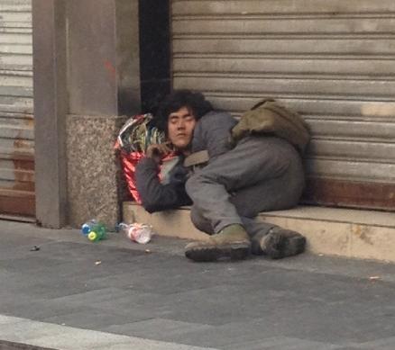 流浪漢撞臉彭于晏相似度100% 網友懷疑在拍戲