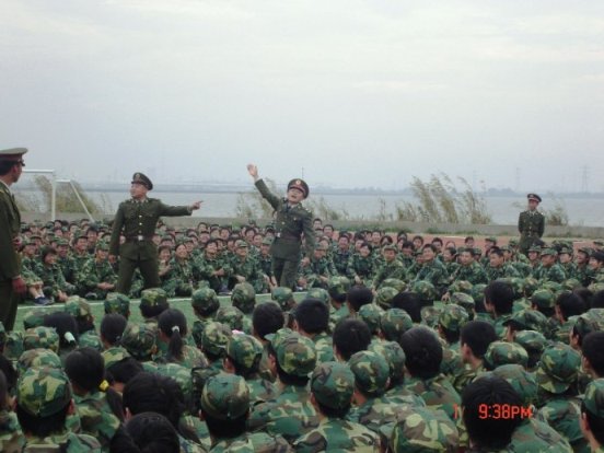 《七年級軍訓紀事》之一：軍歌“喊”著唱_《七年級軍訓紀事》之一：軍歌“喊”著唱作文