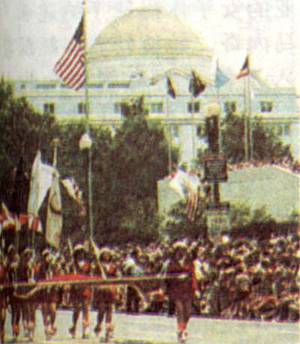 1976年7月4日美國隆重慶祝獨立200周年。_歷史上的今天