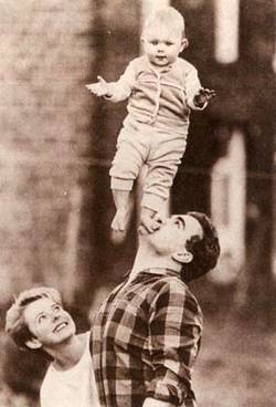 1986年4月11日十月嬰孩在爸爸的下巴上單腿站立_歷史上的今天