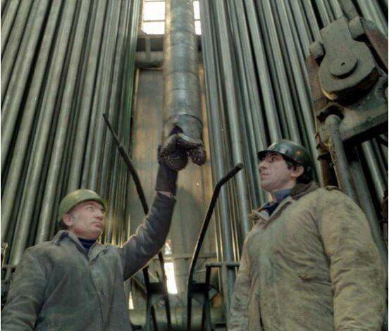 自從人類了解到地球是一個球體後,科學家一直試圖探索地球深處的秘密,許多的文學和影視作品都深刻的反應了這一點,但由於科技水平發展有限,至今人們對地球深處的了解也仍然在一定限度內。在上世紀的冷戰中,美蘇兩個超級大國也為此展開了競爭,目前世界上僅存的最深的科拉超深鑽洞就是兩個大國競爭的產物,科學家在打穿地殼邊界的那一刻發生了一件不可思議的事,當時科學家都驚呆了。