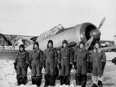 1952年3月8日新中國培養出第一批全體女飛行員_歷史上的今天
