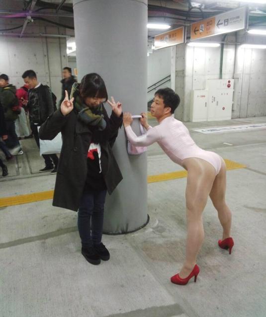日本妖嬈哥穿高跟絲襪原宿街頭走秀 造型雷人