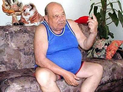 世界上命最大的八個人 有人被閃點擊中八次仍然活著 這個世界上有很多幸運地有些過頭了的人,在屢次遭遇危險的情形下仍然得以存活了下來,讓人不得不感嘆真的是命大。有人整理出了世界上命最大的八個人以及他們的遭遇,但不是每個人都會有這樣的運氣,所以遇到危險還是儘量去規避吧。 飛機高空爆炸仍然存活的人 維斯娜 飛機受到恐怖攻擊在離地面33000英尺高空爆炸,但她倖存下來了 。這次爆炸讓他顱骨斷裂,兩條腿被廢,三根椎骨斷裂其中一根被粉碎,她在醫院度過了數月,之後手術讓她重新可以走動。 遭遇多種事故存活的人 弗倫斯·塞拉克 他是一名克羅埃西亞音樂教師。他由於經歷了眾多致命事故但最終存活下來而聞名於世。從一次出軌列車、一架無門飛機、一次汽車撞擊事故、一輛沖向火堆的汽車、另外兩次汽車事故中逃脫,最後他又抽中百萬美元彩票。 在安第斯山脈被困72小時存活的人 安第斯山脈倖存者 1972年10月13日星期五,一架烏拉圭空軍雙渦輪鏇槳飛機由於飛行員操作錯誤,飛機在位於智利與阿根廷之間的一座無名山峰墜毀。12個人死亡,16個倖存者靠吃同伴屍體來維持生命,經受零下30度低溫的考驗,最後在被困72天之後獲救。 被高能粒子穿過大腦仍存活的人 阿納托里·邦格里斯基 1978年7月13日,作為高能物理研究所的一名研究員,阿納托里·邦格里斯基在為蘇聯最大的粒子加速器同步U-70檢查故障時發生事故,正在運行的質子束穿過他的頭部。但是他卻沒有死,甚至最後還完成了他的博士學位。 被閃點擊中七次仍存活的人 羅伊·沙利文 羅伊·沙利文是維吉尼亞的一名森林護林員,他可能是最能吸引閃電的人了,因為他被閃電擊中了7次但仍然存活。他的七次被擊經歷讓他進入了世界吉尼斯記錄。 跌入100英尺以下冰縫仍存活的人 喬·辛普森 喬·辛普森和西蒙·頁慈兩人在爬秘魯安第斯山脈的拉格蘭峰時災難發生,喬·辛普森掉到100英尺一下的冰裂縫中,最後他花了3天時間爬上來回到了大本營。 被碾成兩截仍存活的人 杜魯門·鄧肯 他是一名鐵路轉轍員,一次他掉到一輛行駛的列車前面,結果他被碾成兩節,儘管當時他已經斷了2條腿,丟掉了一個腎,他還用自己的手機呼叫了救護人員,在45分鐘的等待之後,他經歷了23個手術並存活下來。