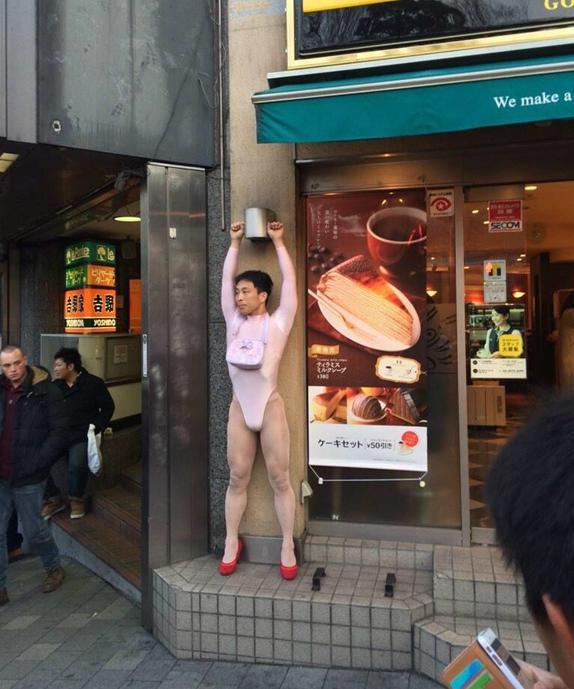 日本妖嬈哥穿高跟絲襪原宿街頭走秀 造型雷人
