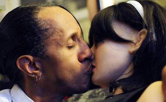 男子將充氣娃娃視作生活伴侶