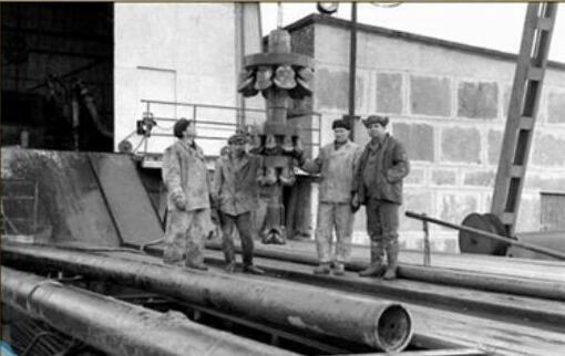 自從人類了解到地球是一個球體後,科學家一直試圖探索地球深處的秘密,許多的文學和影視作品都深刻的反應了這一點,但由於科技水平發展有限,至今人們對地球深處的了解也仍然在一定限度內。在上世紀的冷戰中,美蘇兩個超級大國也為此展開了競爭,目前世界上僅存的最深的科拉超深鑽洞就是兩個大國競爭的產物,科學家在打穿地殼邊界的那一刻發生了一件不可思議的事,當時科學家都驚呆了。