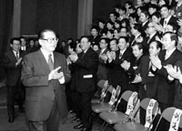 1998年2月13日江澤民、李瑞環、胡錦濤會見全國統戰部長會議代表_歷史上的今天