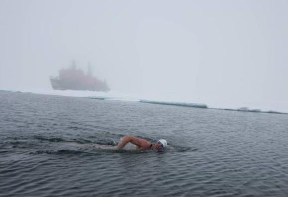 在南極游泳是啥感覺?英男子挑戰5次4月後手才有知覺