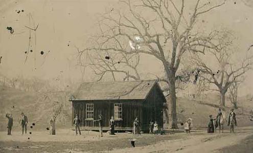 他花12塊買老照片 結果暴增至3000萬 5年前,美國男子藍迪·桂亞羅花12塊錢買了一張老照片,沒想到,5年後,他竟憑藉這張照片成了千萬富翁。這到底是怎么回事呢? 據外媒報導,2010年,藍迪花了2美元(約人民幣12.69元)在加州弗雷斯諾的舊貨店買下這張4×5吋的錫版相片及其他雜物。如今,那張照片的身價是500萬美金(約人民幣3172萬元)!原來,這張照片拍到了19世紀美國西部傳奇性的槍手比利小子。 比利小子在美國是位家喻戶曉的傳奇人物,本名據說是威廉·邦尼,1859年出生於紐約,22歲就死於警長槍下。很小的時候他的足跡就遍布四方,其短暫的一生是在潛逃、偷竊、賭博以及搏殺中度過的。有人說他是位神槍手,是個除暴安良的西部牛仔英雄;也有人說他是個不法之徒,謀殺了21個人,成為當時新墨西哥州的通緝要犯。 藍迪買下的這張照片價值連城,因為這張拍於1878年的照片拍下了他和朋友在婚禮後玩槌球的樣子。除了這張之外,世上就只有另一張照片照到了比利小子,那張照片在2010年科羅拉多的丹佛拍賣會上以230萬美金成交。