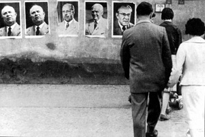 1961年8月13日柏林圍牆動工修建。這是前德意志民主共和國圍繞西柏林建造的界牆,_歷史上的今天