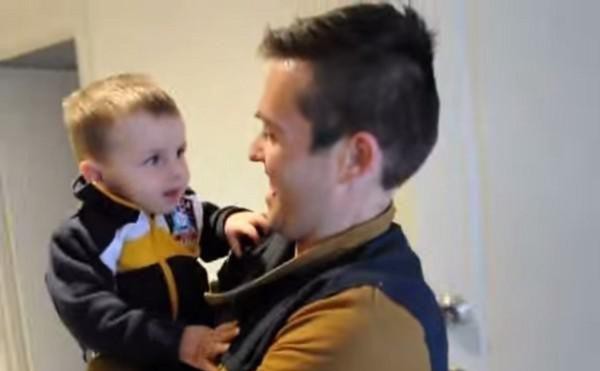 男孩第一次見到爸爸的雙胞胎兄弟 反應太萌啦