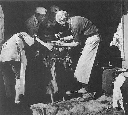1939年11月12日國際主義戰士、著名的胸外科醫師諾爾曼·白求恩在河北省完縣黃石_歷史上的今天