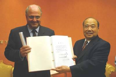 2001年11月11日中國在多哈簽署了加入世界貿易組織議定書。_歷史上的今天