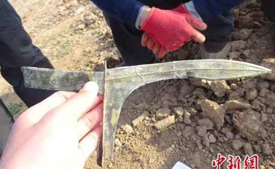 河南周口出土2000多年前青銅劍 仍寒光逼人