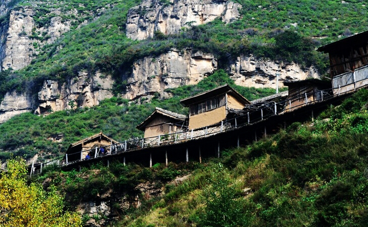 生活在懸崖絕壁中的懸空村