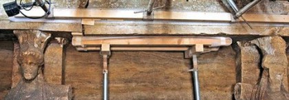 曾有兩尊女性雕像（人稱“女像柱”）伸開雙臂守護著陵寢的入口