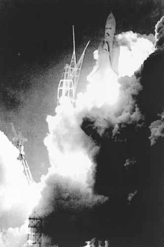 1988年11月15日蘇聯第一架太空梭 “暴風雪”號發射成功。_歷史上的今天