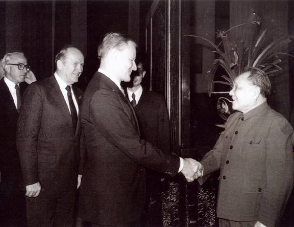 1984年2月22日鄧小平會見美國喬治城大學戰略與國際問題研究中心代表團_歷史上的今天