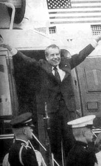 1974年8月8日美國總統尼克森因“水門事件”被迫宣布將於次日辭職。_歷史上的今天