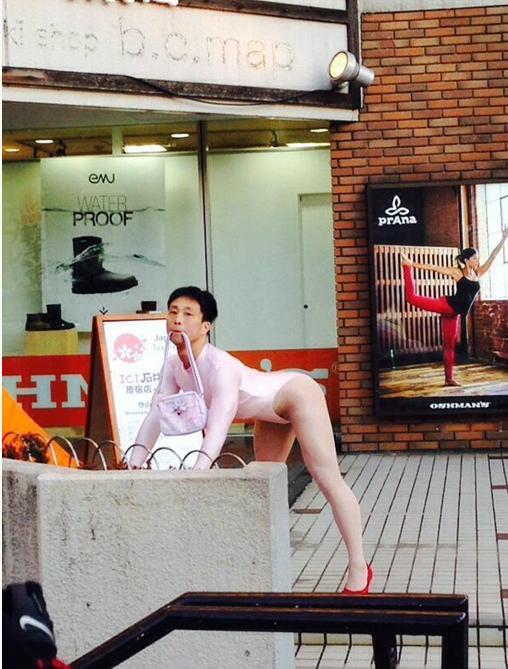 日本妖嬈哥穿高跟絲襪原宿街頭走秀 造型雷人