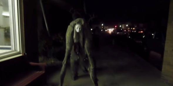 美國街頭驚現3米高人臉怪物 全身發綠背長樹枝
