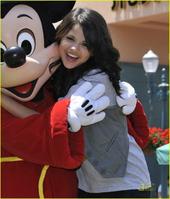 1992年7月22日Selena·gomez，美國迪士尼明星。代表作：《公主保護_歷史上的今天