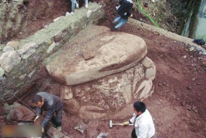 四川一古宅挖出20噸重“螃蟹蟾蜍”形狀巨石