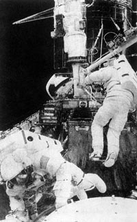 1998年2月13日美國太空人成功改造“哈勃”太空望遠鏡_歷史上的今天
