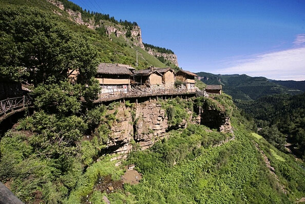 生活在懸崖絕壁中的懸空村