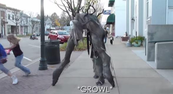 美國街頭驚現3米高人臉怪物 全身發綠背長樹枝