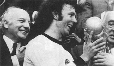 1945年9月11日“足球皇帝”貝肯鮑爾出生_歷史上的今天