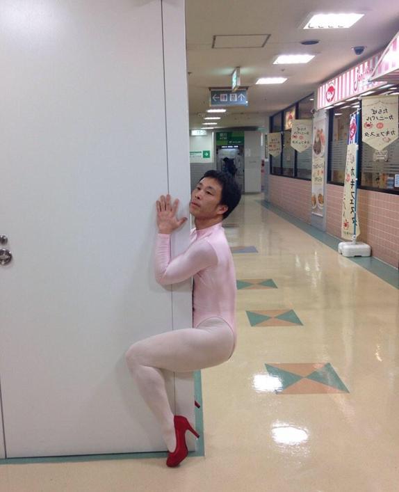 日本妖嬈哥穿高跟絲襪原宿街頭走秀 造型雷人