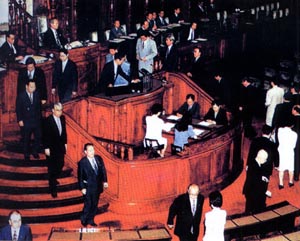 1998年7月13日承擔選舉自民黨敗北責任 橋本決定辭職_歷史上的今天