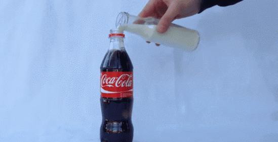牛奶倒進可樂會怎樣?實驗結果即震撼又魔性