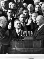 1959年9月25日蘇聯部長會議主席赫魯雪夫在美國總統別墅戴維營與美國總統艾森豪_歷史上的今天