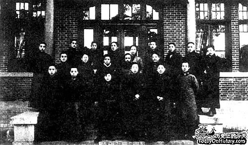 1921年1月4日鄭振鐸、沈雁冰、葉聖陶、周作人、王統照、孫伏園、許地山12人_歷史上的今天