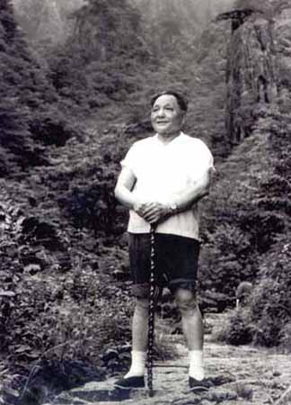 1979年7月11日鄧小平與大學生在黃山_歷史上的今天